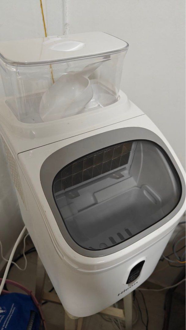 Ice Maker Machine CUBE SHAPE (Category: Other Kitchen Appliances) located in Singapore. Submitted by dsizzle (Listing ID 1398178377, Image 2). Description: Brand new Ice machine! Used Once for testing only, protective film still intact cube shape, melts slower.