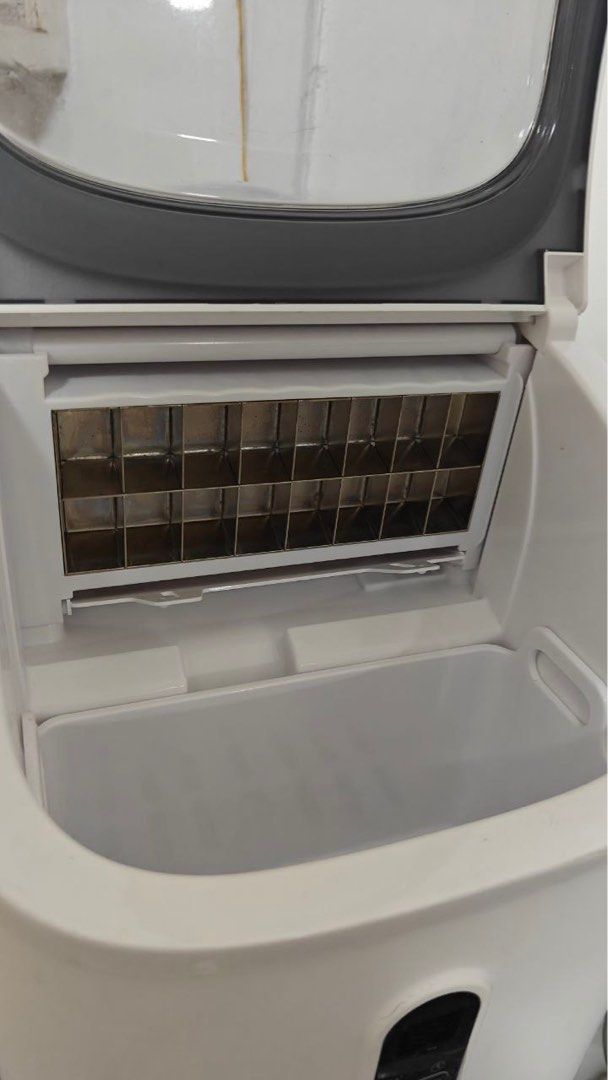 Ice Maker Machine CUBE SHAPE (Category: Other Kitchen Appliances) located in Singapore. Submitted by dsizzle (Listing ID 1398178377, Image 4). Description: Brand new Ice machine! Used Once for testing only, protective film still intact cube shape, melts slower.