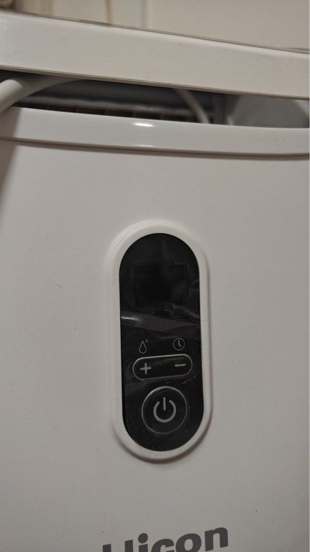 Ice Maker Machine CUBE SHAPE (Category: Other Kitchen Appliances) located in Singapore. Submitted by dsizzle (Listing ID 1398178377, Image 6). Description: Brand new Ice machine! Used Once for testing only, protective film still intact cube shape, melts slower.