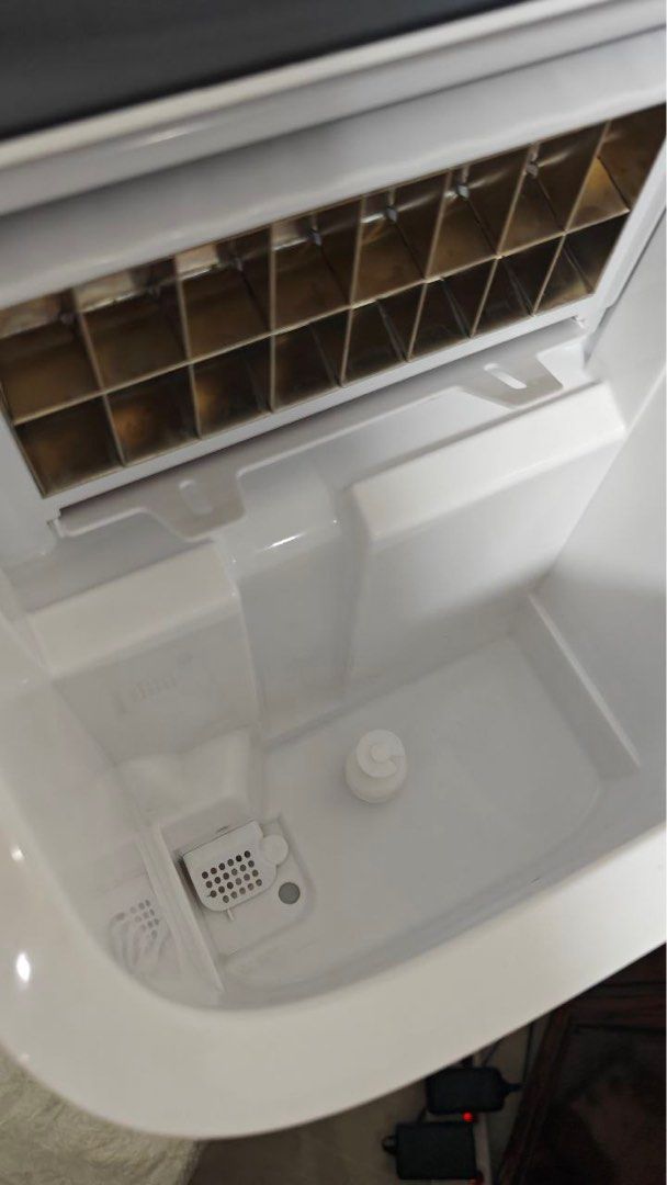 Ice Maker Machine CUBE SHAPE (Category: Other Kitchen Appliances) located in Singapore. Submitted by dsizzle (Listing ID 1398178377, Image 5). Description: Brand new Ice machine! Used Once for testing only, protective film still intact cube shape, melts slower.