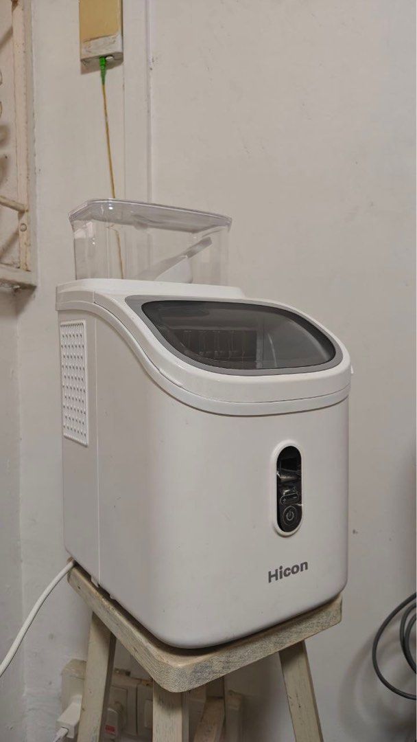 Ice Maker Machine CUBE SHAPE (Category: Other Kitchen Appliances) located in Singapore. Submitted by dsizzle (Listing ID 1398178377, Image 1). Description: Brand new Ice machine! Used Once for testing only, protective film still intact cube shape, melts slower.