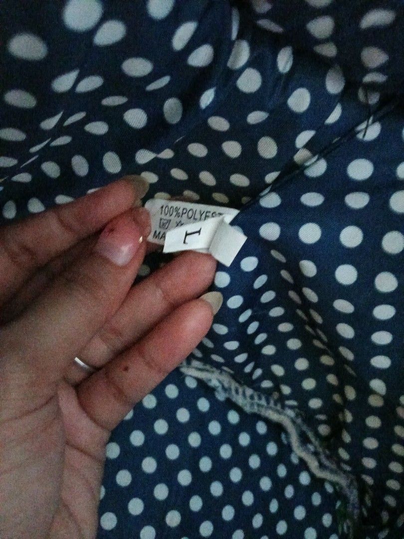 Large Polyester Pet Bag (Category: Homes & Other Pet Accessories) located in Daraga. Submitted by declutter.with_me (Listing ID 1398187449, Image 2). Description: REPRICED FROM 890 - Navy blue polka dot design - Black shoulder strap - Secure zipper closure - Made from 100% polyester - Size: L - Ideal for carrying dogs and cats - Perfect for everyday use as it is lightweight bought at ACE HARDWARE used twice for bus ride RFS: declutter, funds for 
