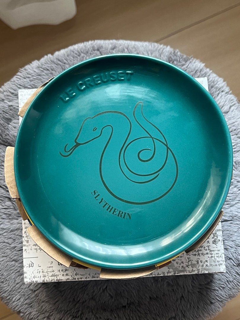Le Creuset x Harry Potter Plate (Category: Dinnerware & Cutlery) located in Santa Rosa. Submitted by lizzzieeeel (Listing ID 1398230277, Image 2). Description: Set of 4 Plates Le Creuset Harry Potter Collaboration Bnew .
