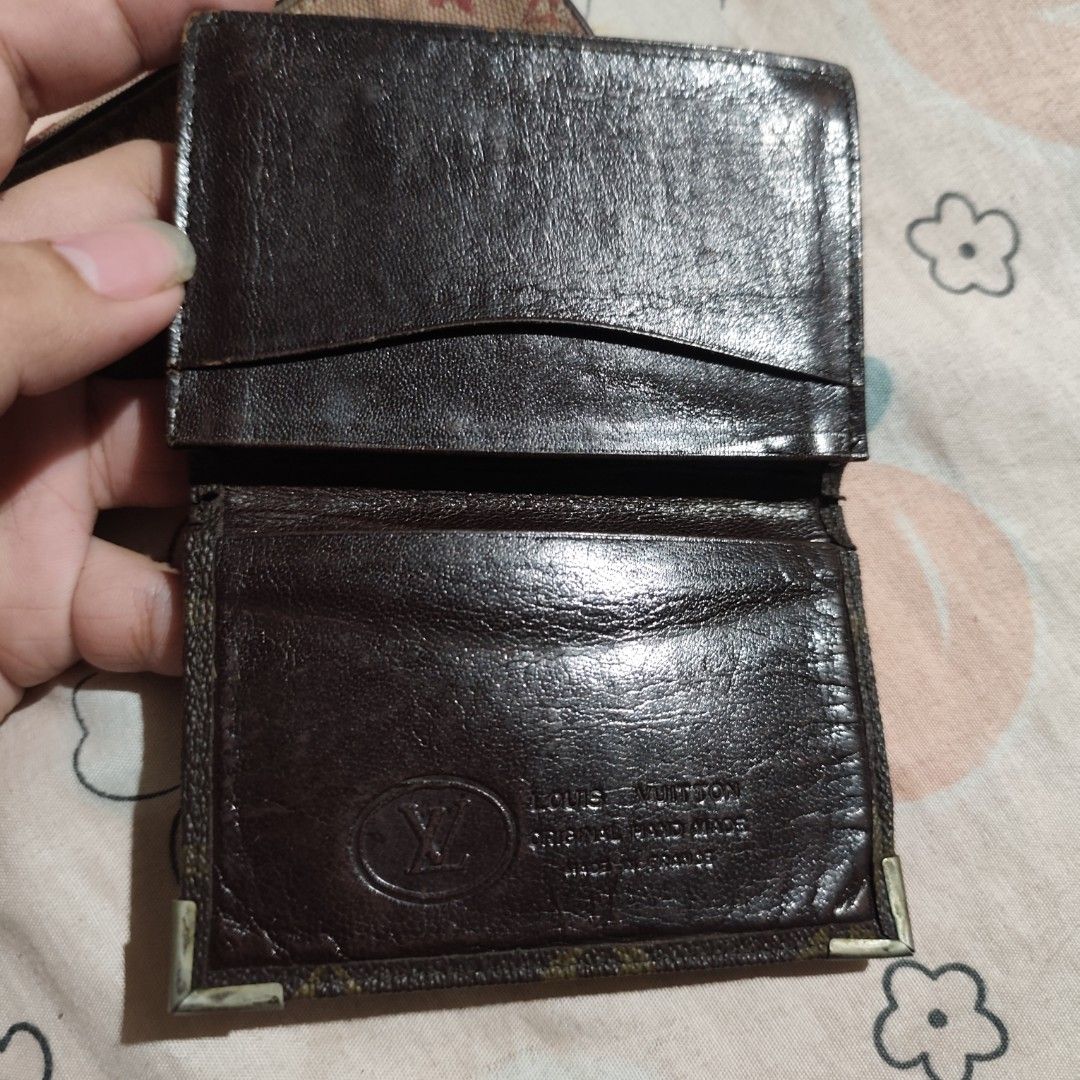 Louis Vuitton Card Holder and Key Holder Bundle (Category: Luxury Bags & Wallets) located in Villasis. Submitted by jarnimzurccc (Listing ID 1398291258, Image 3). Description: JAPAN sourced! 🌸✨ Maganda po stitching. Card Holder wala pong makitang code stamp. Pero leather na leather po loob. May minor flaws lang. Pero may heat stamp ng brand. Key Holder. Madumi po. May code inside..