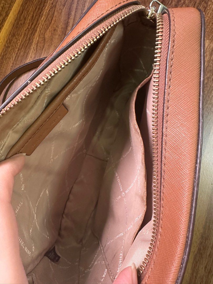 Michael Kors Jet Set Crossbody Bag (Category: Luxury Bags & Wallets) located in Angeles City. Submitted by exate (Listing ID 1398255865, Image 3). Description: - Michael Kors Jet Set Crossbody Bag - Color: Brown - Material: Leather - Strap: Gold-tone chain - Closure: Zip - Interior: Multiple compartments - Design: MK logo on front - Condition: Authentic.
