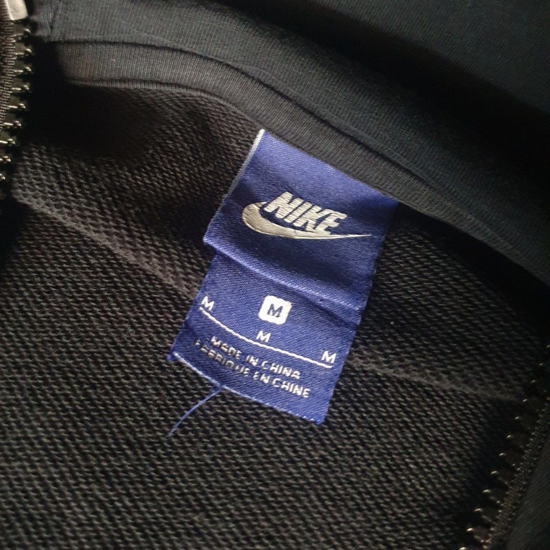 Nike hoodie (blue tag) (Category: Coats, Jackets and Outerwear) located in Makati City. Submitted by playerplusone (Listing ID 1398302139, Image 3). Description: Dimensions (W: 21 L: 25) Sleeve length: 25.