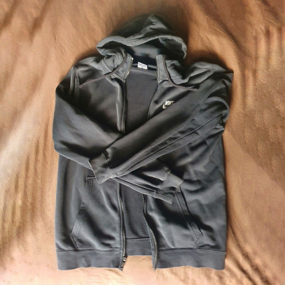 Nike hoodie (blue tag) (Category: Coats, Jackets and Outerwear) located in Makati City. Submitted by playerplusone (Listing ID 1398302139, Image 1). Description: Dimensions (W: 21 L: 25) Sleeve length: 25.