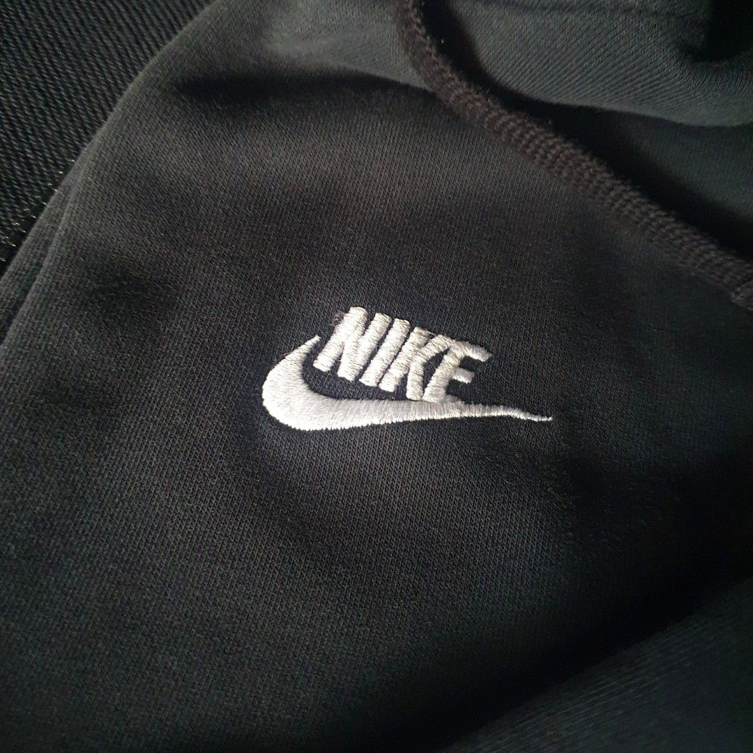 Nike hoodie (blue tag) (Category: Coats, Jackets and Outerwear) located in Makati City. Submitted by playerplusone (Listing ID 1398302139, Image 2). Description: Dimensions (W: 21 L: 25) Sleeve length: 25.