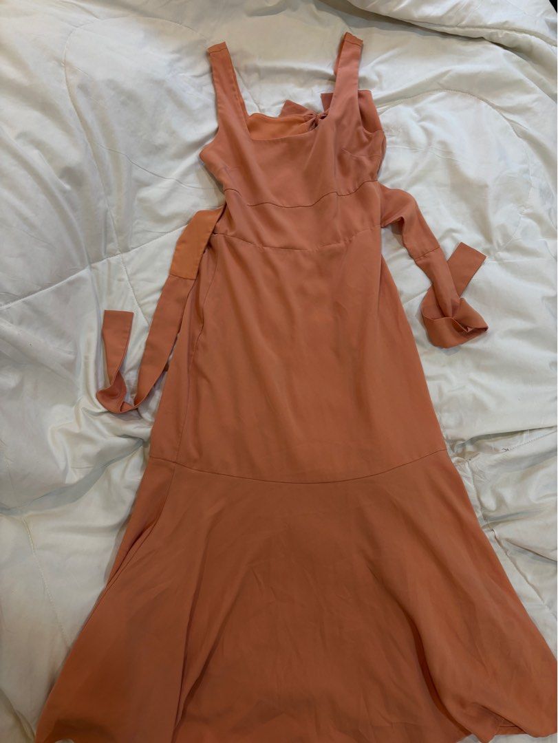 Orange Backless Square Neck Dress (Category: Dresses) located in Paranaque City. Submitted by coldbrews (Listing ID 1398248029, Image 1). Description: - great for events! - 37” inch length - cinches your waist with the ties - thrifted in ig.
