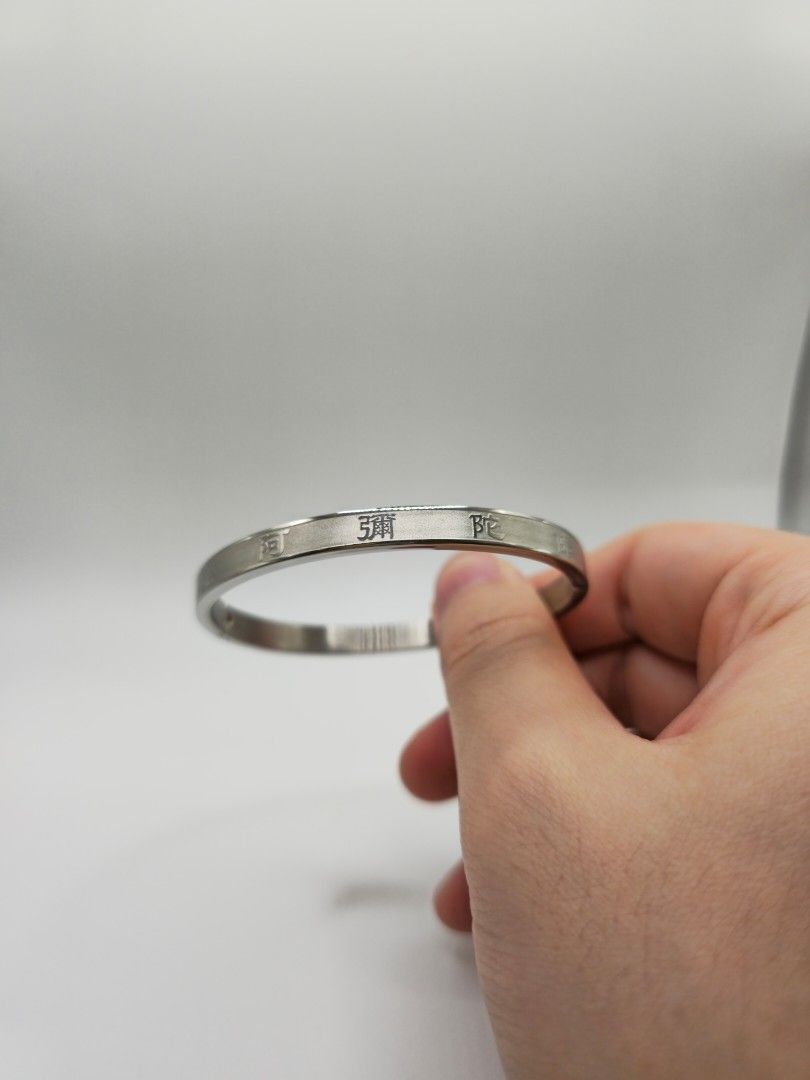 Silver Bangle (Category: Bracelets) located in Kuala Lumpur. Submitted by lovismart (Listing ID 1398210346, Image 1). Description: - Silver bangle - Simple, elegant design - Shiny metal finish - Approximately 6cm diameter - Suitable for daily wear and special occasions - 20grams.