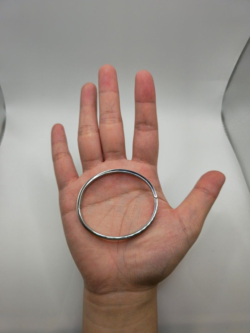 Silver Bangle (Category: Bracelets) located in Kuala Lumpur. Submitted by lovismart (Listing ID 1398210346, Image 2). Description: - Silver bangle - Simple, elegant design - Shiny metal finish - Approximately 6cm diameter - Suitable for daily wear and special occasions - 20grams.