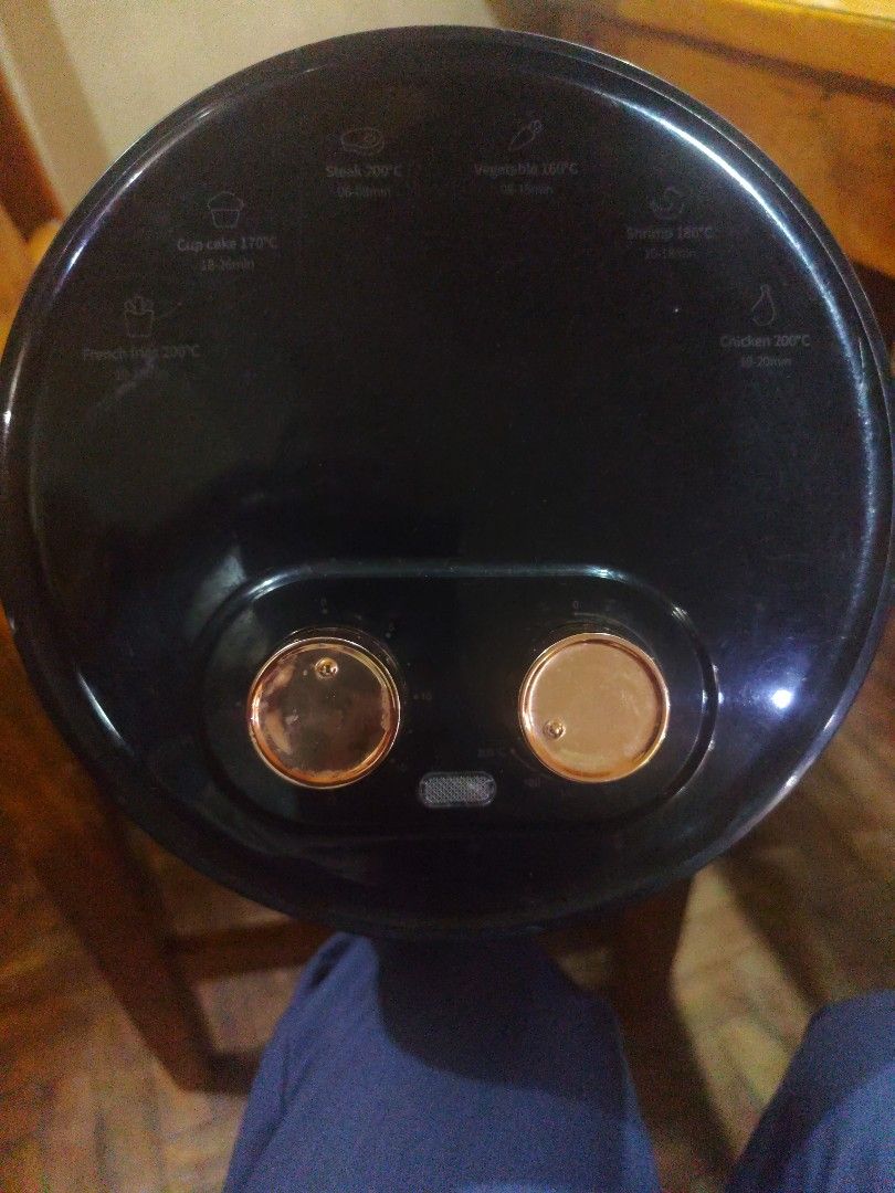 Simplus Air Fryer (Category: Fryers) located in Davao. Submitted by violentino74125 (Listing ID 1398336713, Image 3). Description: - Sleek black Simplus air fryer with copper accents. - Removable basket for easy cleaning. - Pre-set cooking programs for various foods. - Compact size, ideal for small kitchens. Used few times only,maybe 3 times. price 1500 pm me for more details.