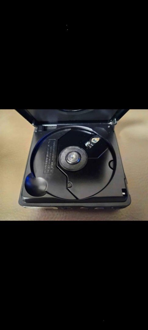 SONY （分類：音樂播放裝置 MP3及CD Player）位於 Hong Kong。 由 singsinggg51147 提交（商品編號 1398331513，圖片 3）。簡介： Sony CD Walkman D-10 便攜式CD播放器。黑色機身，正面有顯示屏和控制按鈕。機身頂部印有「CD WALKMAN」字樣。打開後可見CD盤。機身底部有型號和製造地標示。著唔機讀唔到碟。當零件機賣。。