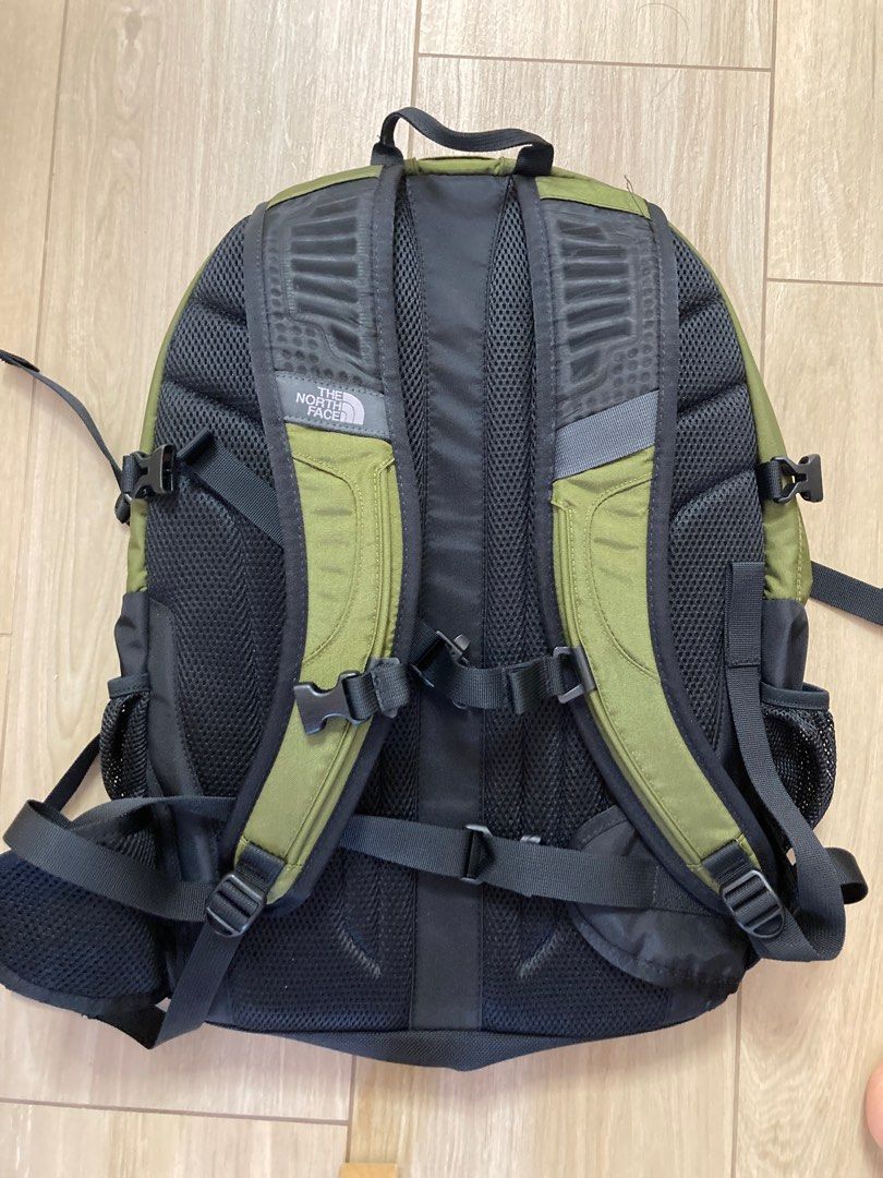The North Face 背囊 （分類：背包）位於 Hong Kong。 由 maydaywing 提交（商品編號 1398204680，圖片 3）。簡介： 只用過一兩次 差唔多全新 冇單。