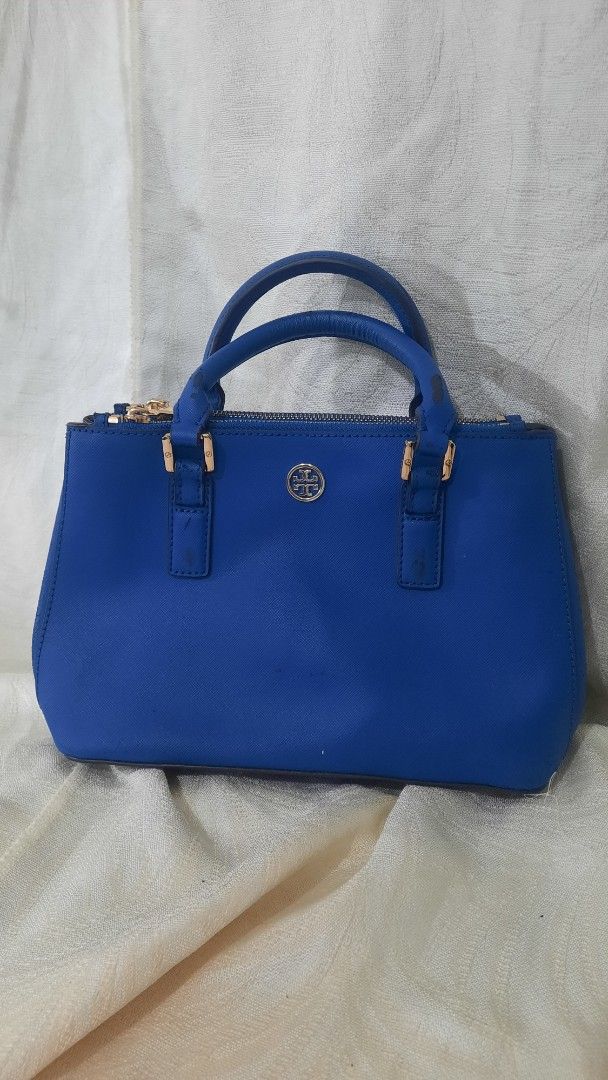 Tory Burch Blue Leather Mini Robinson Double Zip Tote (Category: Luxury Bags & Wallets) located in Pasay City. Submitted by hashi_ (Listing ID 1398339105, Image 2). Description: !! ALL MUST GO !! For pics deets and flaws, kindly dm me ^^ heavily negotiable as long as buyer shoulders sf thank u! - Tory Burch zip tote bag - Vibrant blue color - Gold-tone hardware - Detachable shoulder strap - Top handle - Zip closure - Spacious interior with pocket