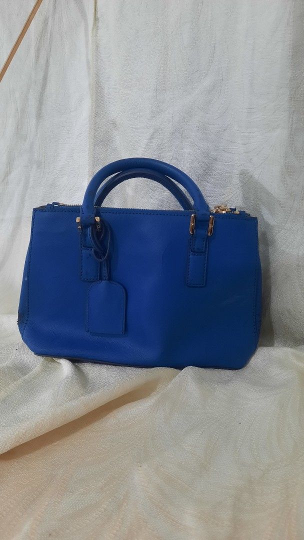 Tory Burch Blue Leather Mini Robinson Double Zip Tote (Category: Luxury Bags & Wallets) located in Pasay City. Submitted by hashi_ (Listing ID 1398339105, Image 3). Description: !! ALL MUST GO !! For pics deets and flaws, kindly dm me ^^ heavily negotiable as long as buyer shoulders sf thank u! - Tory Burch zip tote bag - Vibrant blue color - Gold-tone hardware - Detachable shoulder strap - Top handle - Zip closure - Spacious interior with pocket