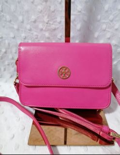 (Category: ) located in . Submitted by Brandedpreloved (Listing ID 1398231744, Image 1). Description: .