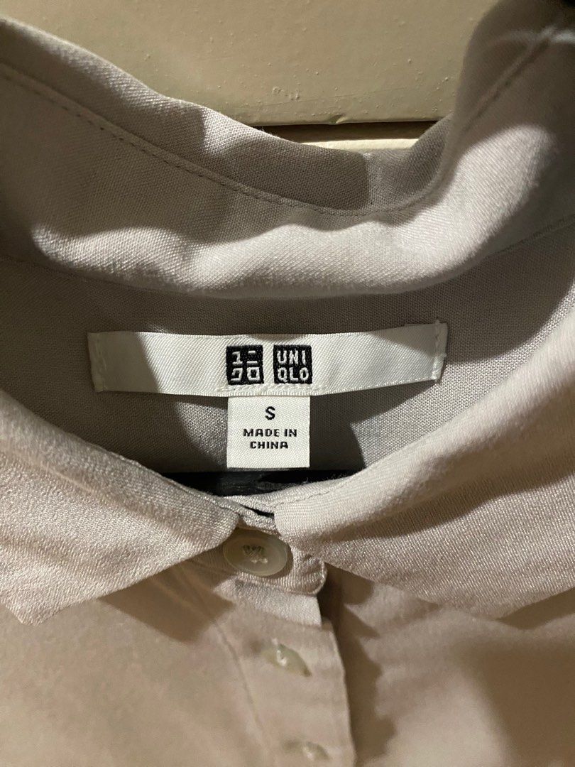 Uniqlo Grey Sleeveless Collared Top (Category: Blouses) located in Paranaque City. Submitted by declutterme_321 (Listing ID 1398285157, Image 2). Description: .