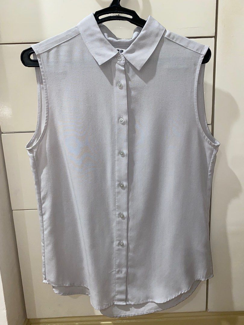 Uniqlo Grey Sleeveless Collared Top (Category: Blouses) located in Paranaque City. Submitted by declutterme_321 (Listing ID 1398285157, Image 1). Description: .