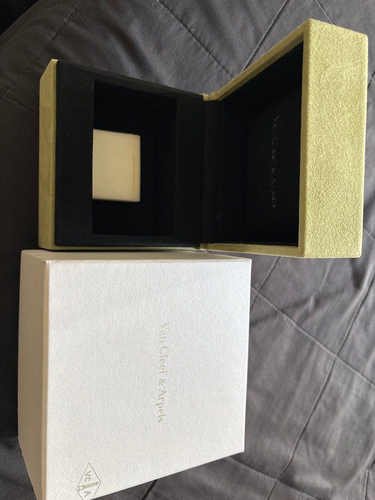 Van Cleef & Arpels (Category: Watches) located in Singapore. Submitted by balabac114 (Listing ID 1398178761, Image 3). Description: Van Cleef & Arpels Original Watch Box.