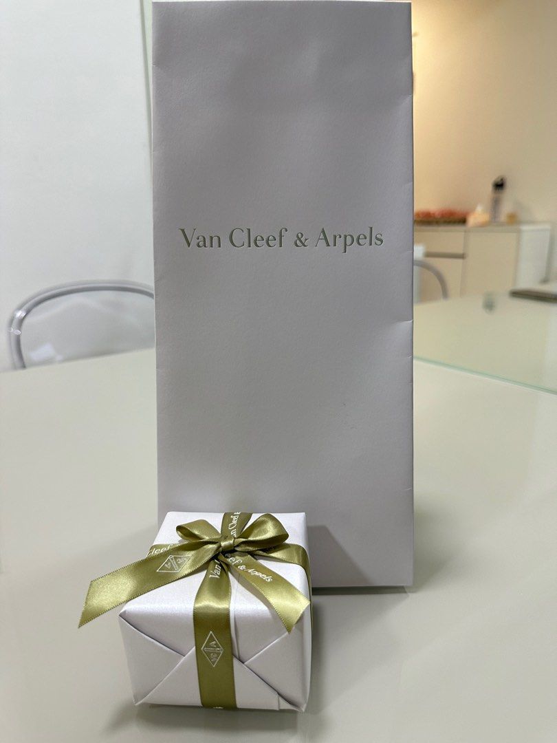 Van Cleef & Arpels (Category: Body Jewelry) located in Singapore. Submitted by elva713 (Listing ID 1398343208, Image 2). Description: .