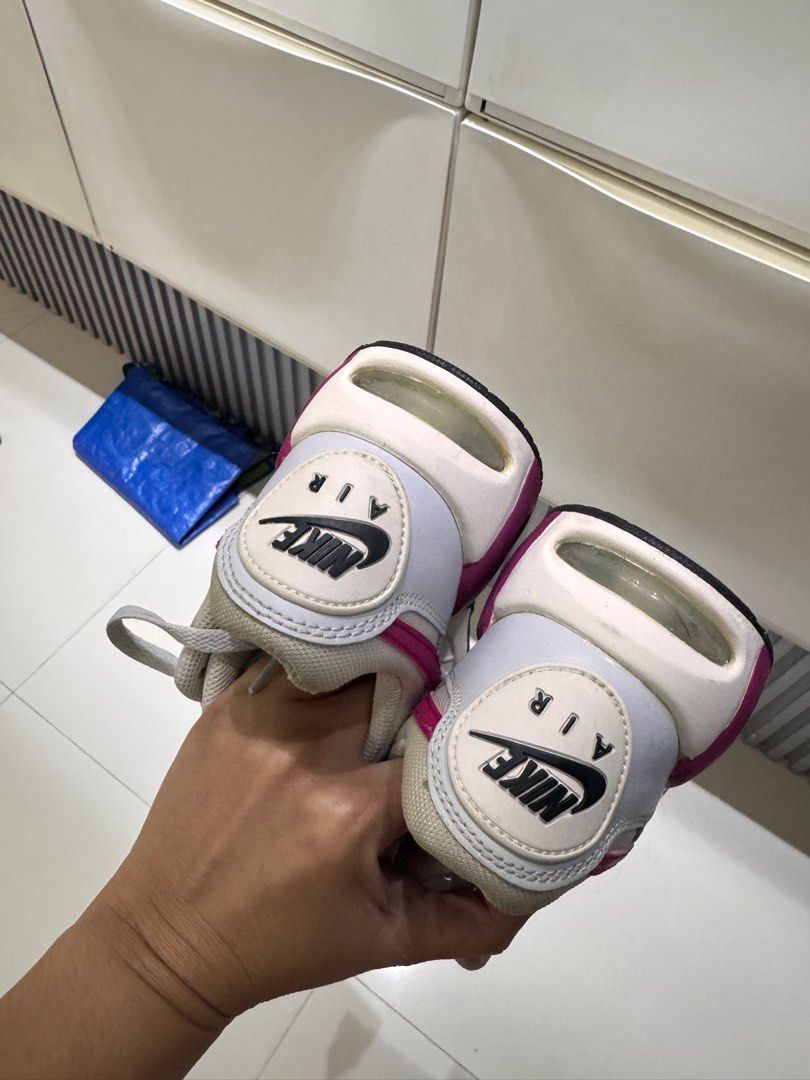 Air Nike (Category: Sneakers) located in Manila. Submitted by eah0416 (Listing ID 1398356980, Image 3). Description: Madumi lang pero walang sira.
