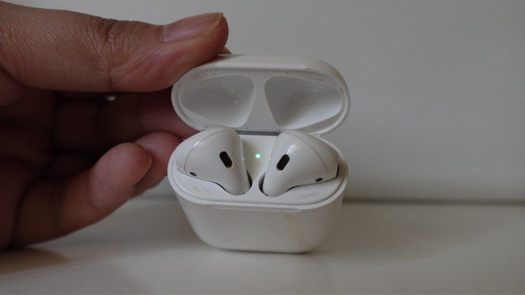 Apple AirPods 2 with Charging Case (Category: Earphones) located in Bacoor. Submitted by decluttergirlie2 (Listing ID 1398439229, Image 3). Description: Authentic Apple Airpods 2 inclusions: - apple airpods 2 - charging case - box - no charger issue: mabilis na malowbat.