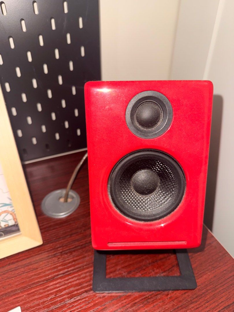 Audioengine A2+ （分類：Soundbar、揚聲器、藍牙喇叭、耳擴）位於 Hong Kong。 由 sam230 提交（商品編號 1398515222，圖片 2）。簡介： Audioengine A2+，外觀設計簡潔。揚聲器正面有兩個圓形揚聲器。揚聲器放置在黑色支架上。揚聲器背面有電線。適合用於桌面或小型空間。揚聲器外殼有輕微刮痕。具有有線或無線連接功能，包括USB 音訊、aptX 藍牙無線串流音訊和類比音訊，有意錦上路西鐵站交收。