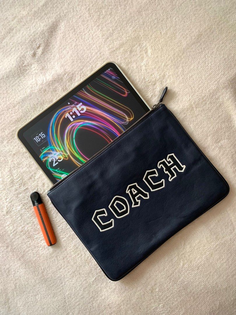 AUTHENTIC COACH IPAD / DOCUMENT SLEEVE (Category: Luxury Bags & Wallets) located in San Ildefonso. Submitted by ownexboujeebags (Listing ID 1398471821, Image 2). Description: 👜 ORIGINAL COACH IPAD SLEEVE 👜 In Very Good Condition 👜 All Rubber linings and Leather ate intact 👜 Tag inside Made in INDIA 👜 Money back Guaranteed NOT REPLICA, OEM, TOP GRADE QUALITY, AUTHENTIC QUALITY or Any other Terms to DENOTE FAKE!.