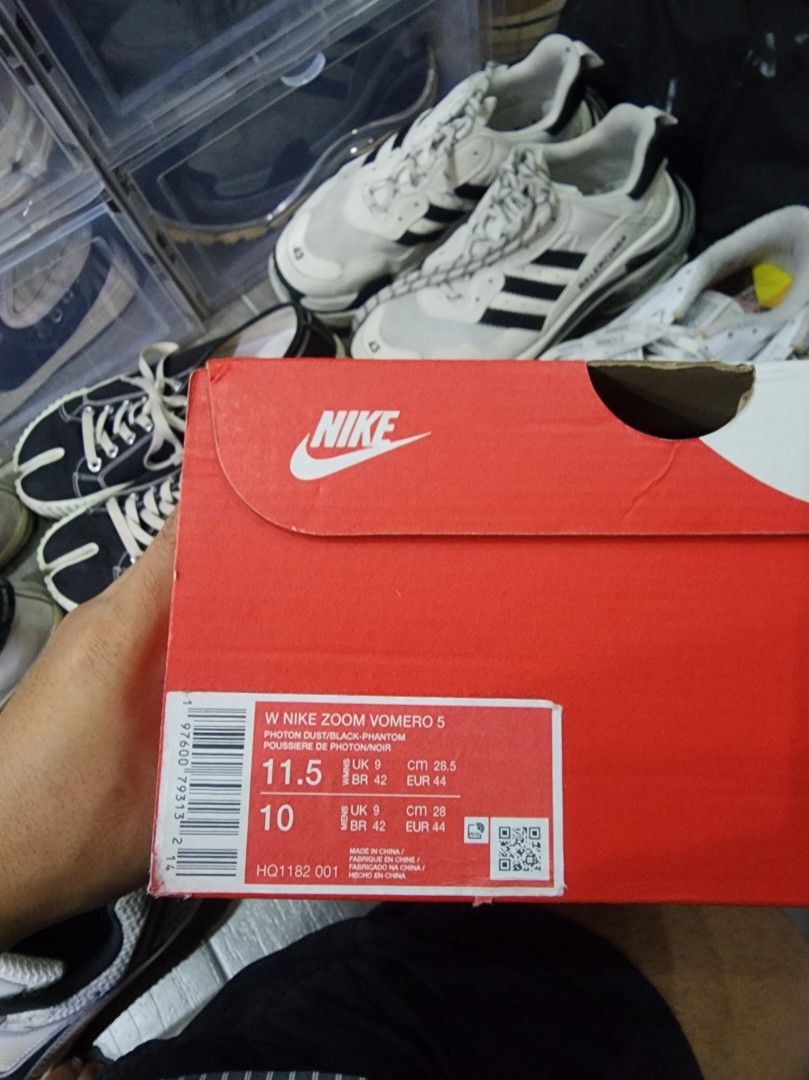 Authentic Nike Zoom Vomero 5 Photon dust/ black phantom (Category: Sneakers) located in San Juan City. Submitted by Kewl_Objects (Listing ID 1398350306, Image 2). Description: - Authentic Nike Zoom Vomero 5 - Color: White/Black - Comes with the original box with a Getnice store paper bag. -i don't wear fake -needs cleaning, used it for a few times lang. -The final price is already listed. -I'm currently out of the country and will return on Oct 2