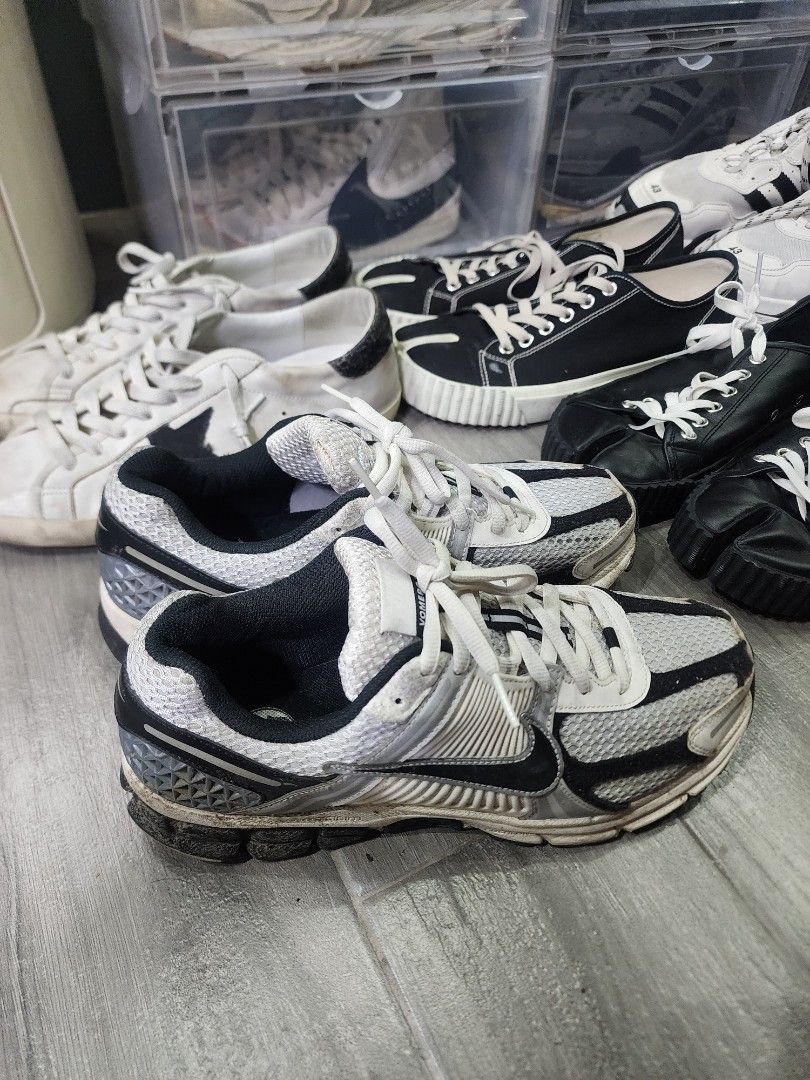 Authentic Nike Zoom Vomero 5 Photon dust/ black phantom (Category: Sneakers) located in San Juan City. Submitted by Kewl_Objects (Listing ID 1398350306, Image 3). Description: - Authentic Nike Zoom Vomero 5 - Color: White/Black - Comes with the original box with a Getnice store paper bag. -i don't wear fake -needs cleaning, used it for a few times lang. -The final price is already listed. -I'm currently out of the country and will return on Oct 2