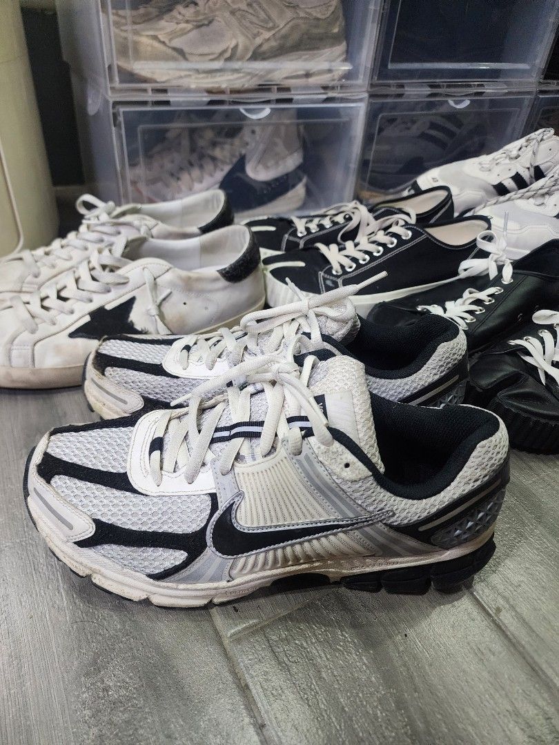 Authentic Nike Zoom Vomero 5 Photon dust/ black phantom (Category: Sneakers) located in San Juan City. Submitted by Kewl_Objects (Listing ID 1398350306, Image 1). Description: - Authentic Nike Zoom Vomero 5 - Color: White/Black - Comes with the original box with a Getnice store paper bag. -i don't wear fake -needs cleaning, used it for a few times lang. -The final price is already listed. -I'm currently out of the country and will return on Oct 2