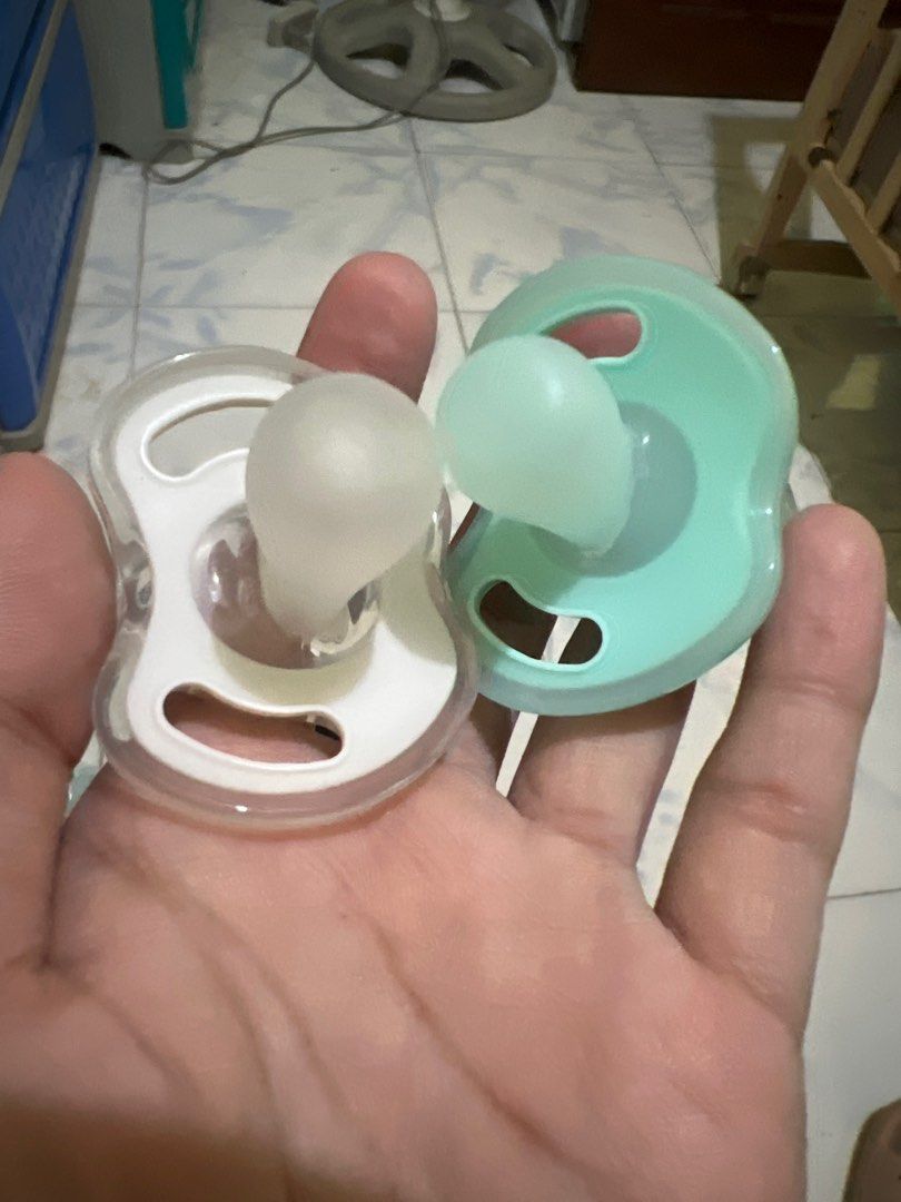 Tommee Tippee Ultra Light 6-18months 2pcs (Category: Soothers & Pacifiers) located in Dasmarinas. Submitted by joieanne (Listing ID 1361487855, Image 3). Description: Tommee Tippee 6-18months ang ganda nito super light weight for some reason ayaw din tlga ni baby but quality superb like avent hindi po to nagamit pwde per piece if you want to try just message me.