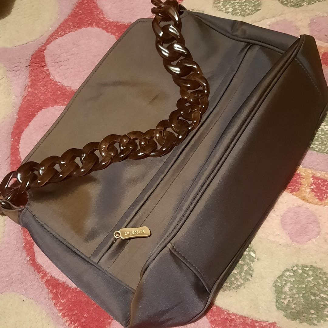 Chain bag (Category: Luxury Bags & Wallets) located in Makati City. Submitted by cuco678 (Listing ID 1398442096, Image 1). Description: Tortoise colorshiftinh from brown to black Gold hardware Vintage.
