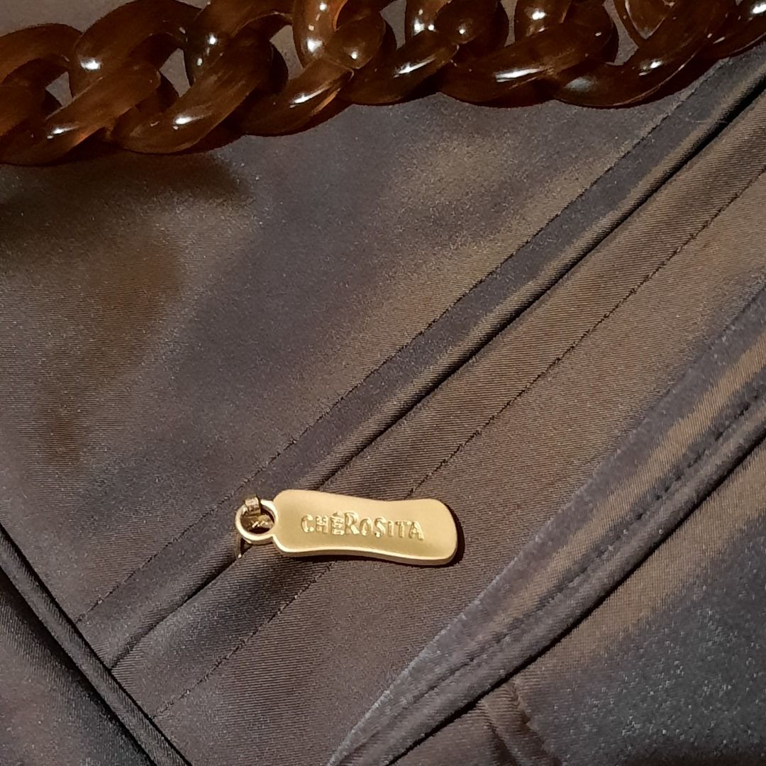 Chain bag (Category: Luxury Bags & Wallets) located in Makati City. Submitted by cuco678 (Listing ID 1398442096, Image 2). Description: Tortoise colorshiftinh from brown to black Gold hardware Vintage.