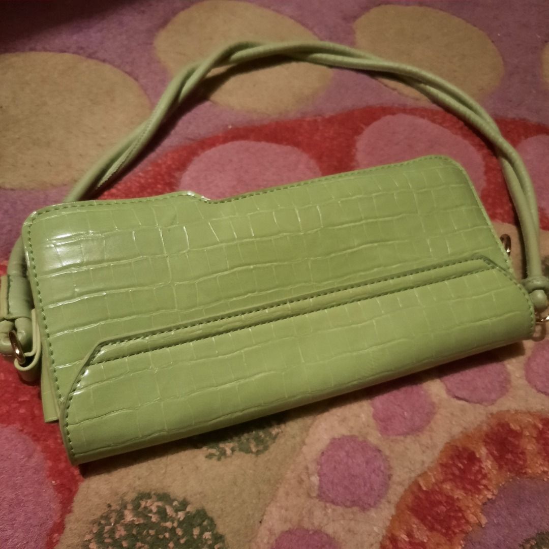 Green bag (Category: Shoulder Bags) located in Makati City. Submitted by cuco678 (Listing ID 1398440538, Image 2). Description: Mint green croc bag Kilikilibag.