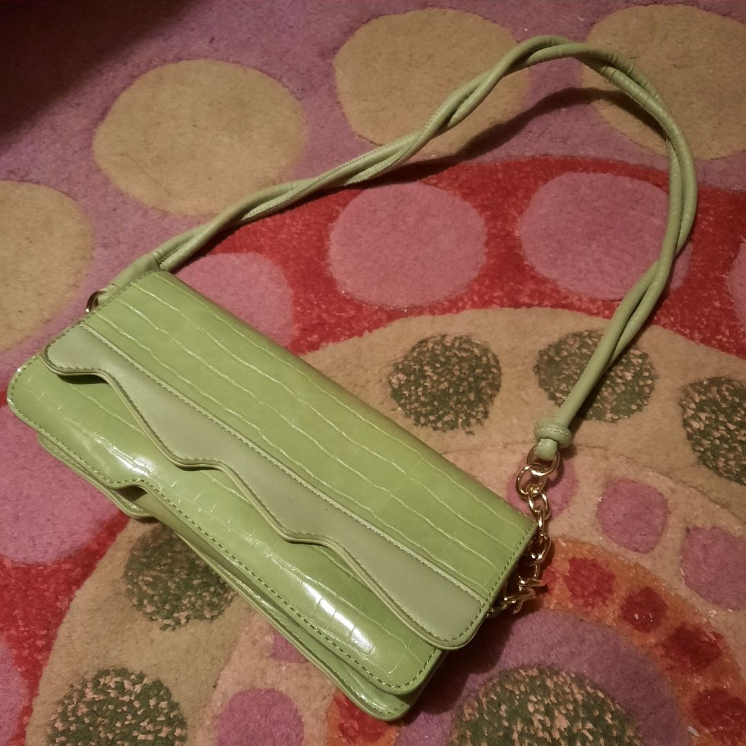 Green bag (Category: Shoulder Bags) located in Makati City. Submitted by cuco678 (Listing ID 1398440538, Image 1). Description: Mint green croc bag Kilikilibag.