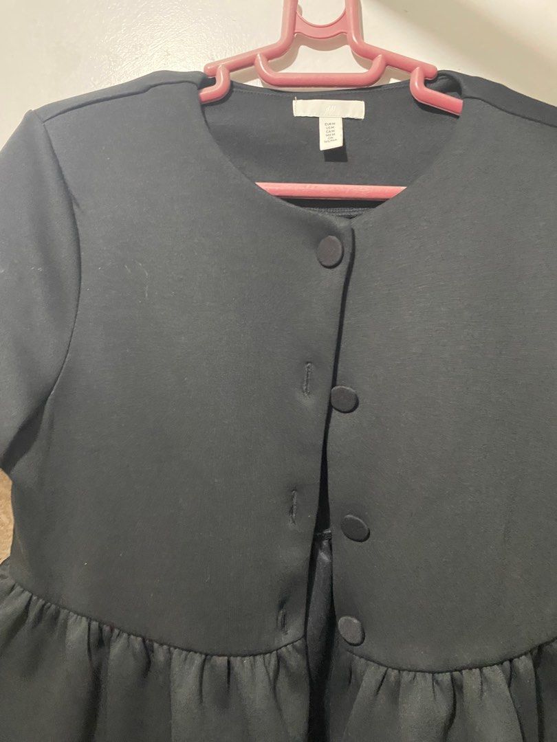 H&M SCUBA PEPLUM TOP (Category: Blouses) located in Malay. Submitted by spacetrips (Listing ID 1398481834, Image 2). Description: Top in scuba fabric with a round neckline, covered buttons down the front, short sleeves and a flared peplum. Next day delivery Add ₱80 sf.