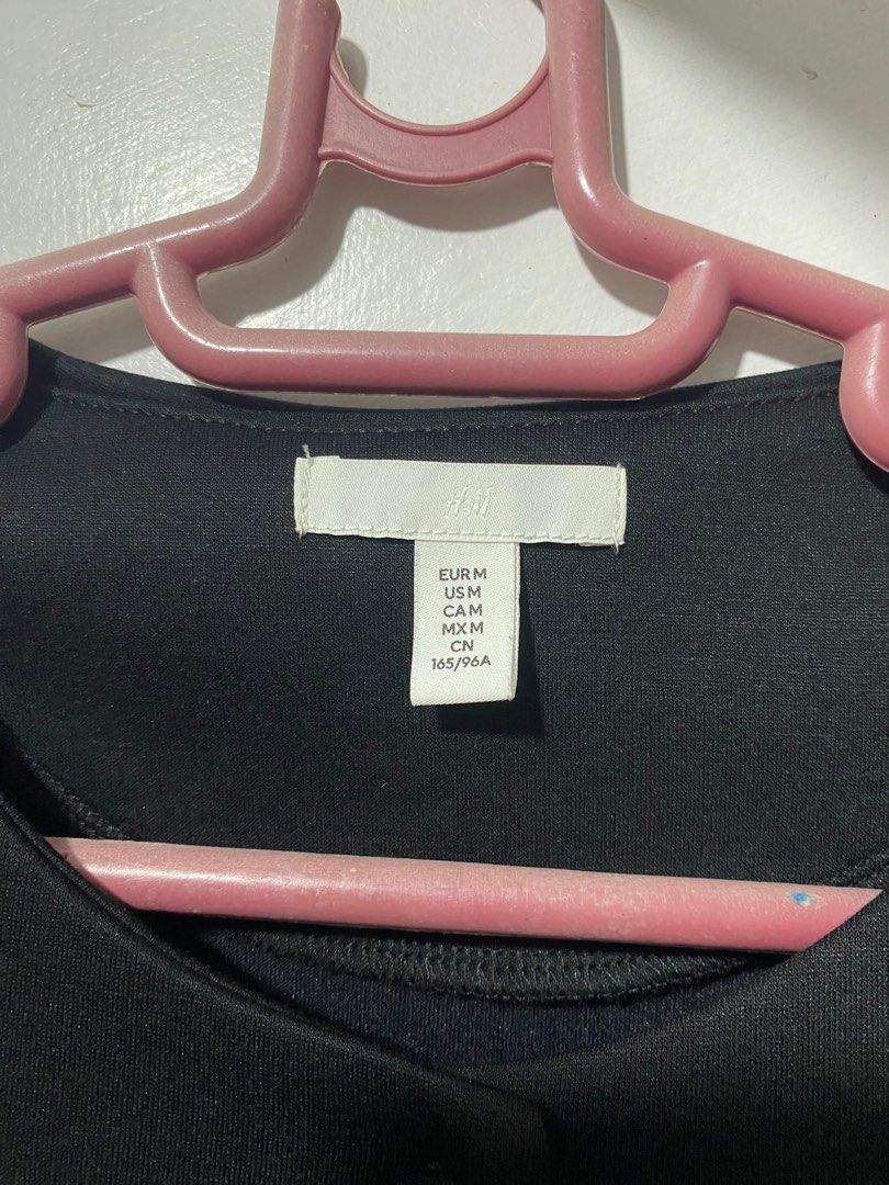 H&M SCUBA PEPLUM TOP (Category: Blouses) located in Malay. Submitted by spacetrips (Listing ID 1398481834, Image 3). Description: Top in scuba fabric with a round neckline, covered buttons down the front, short sleeves and a flared peplum. Next day delivery Add ₱80 sf.