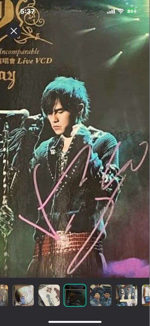 周杰倫演唱會Live VCD 簽名版 （分類：音樂與媒體 - CD 及 DVD）位於 Hong Kong。 由 771105 提交（商品編號 1398519687，圖片 1）。簡介： 這是一張周杰倫演唱會Live VCD，封面有簽名。封面是周杰倫在舞台上的照片。VCD上印有「Incomparable 演唱會 Live VCD」字樣。整體設計精美，適合周杰倫粉絲收藏。。
