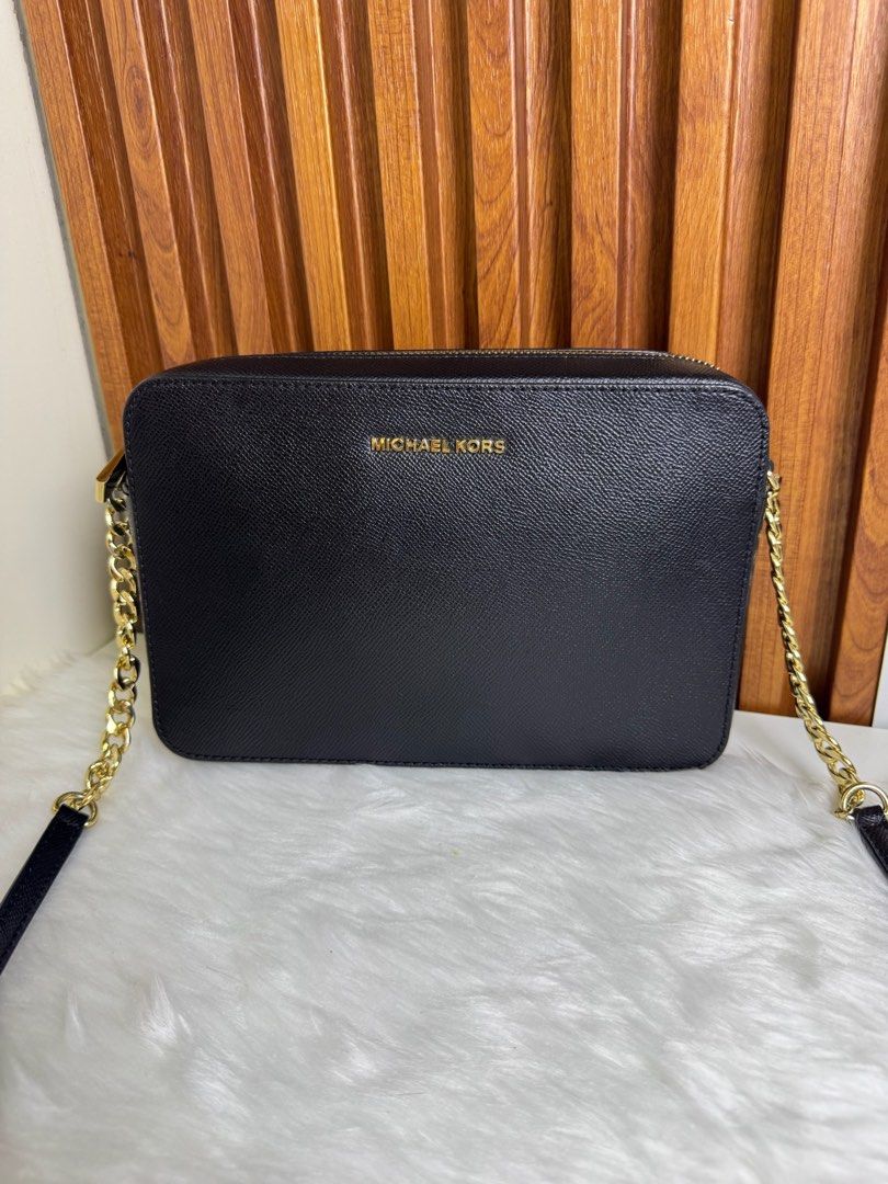 Michael Kors Black Crossbody Bag (Category: Cross-body Bags) located in Baliuag. Submitted by triplemshopp09 (Listing ID 1398381320, Image 2). Description: - Black Michael Kors crossbody bag - Gold chain strap - Zip closure - Gold Michael Kors logo - Textured material - Rectangular shape.