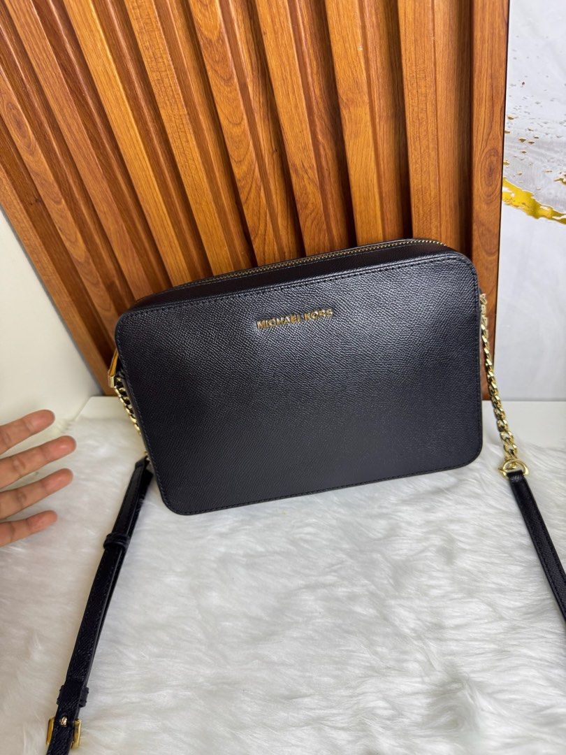 Michael Kors Black Crossbody Bag (Category: Cross-body Bags) located in Baliuag. Submitted by triplemshopp09 (Listing ID 1398381320, Image 1). Description: - Black Michael Kors crossbody bag - Gold chain strap - Zip closure - Gold Michael Kors logo - Textured material - Rectangular shape.