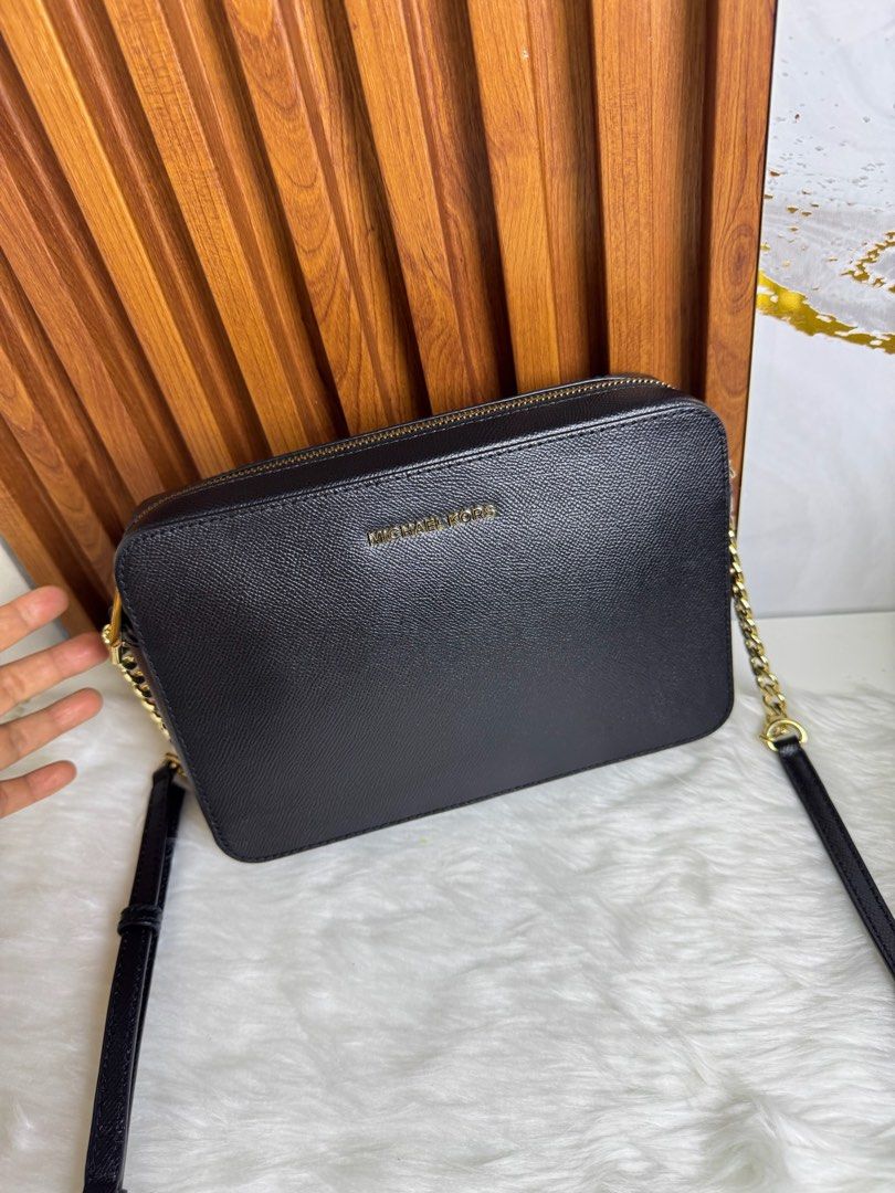 Michael Kors Black Crossbody Bag (Category: Cross-body Bags) located in Baliuag. Submitted by triplemshopp09 (Listing ID 1398381320, Image 3). Description: - Black Michael Kors crossbody bag - Gold chain strap - Zip closure - Gold Michael Kors logo - Textured material - Rectangular shape.