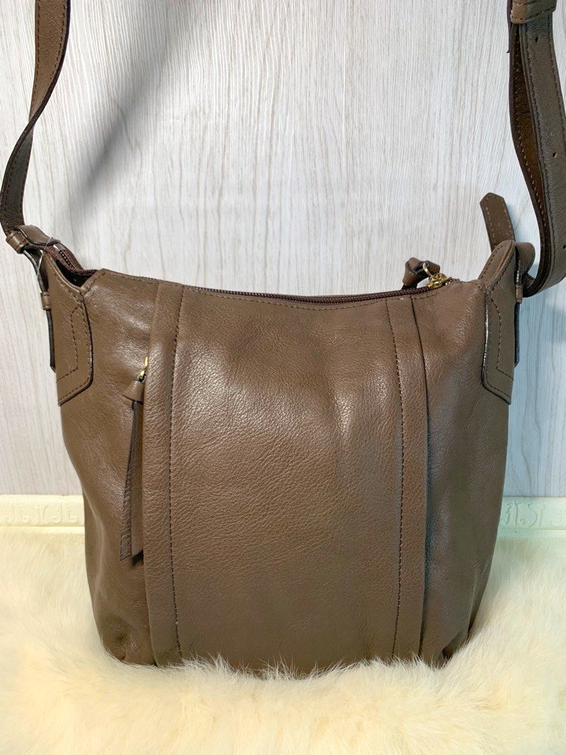 Mila Schon Leather Shoulder Bag (Category: Luxury Bags & Wallets) located in Pasay City. Submitted by onick_79 (Listing ID 1398501087, Image 3). Description: - Mila Schon shoulder bag - Crafted from brown leather - Zip closure - Adjustable shoulder strap - Interior pocket - Minimalist design - Subtle stitching details - Light-colored fabric lining - Mila Schon logo visible -Width: 27.5cm Height: 26.5cm.