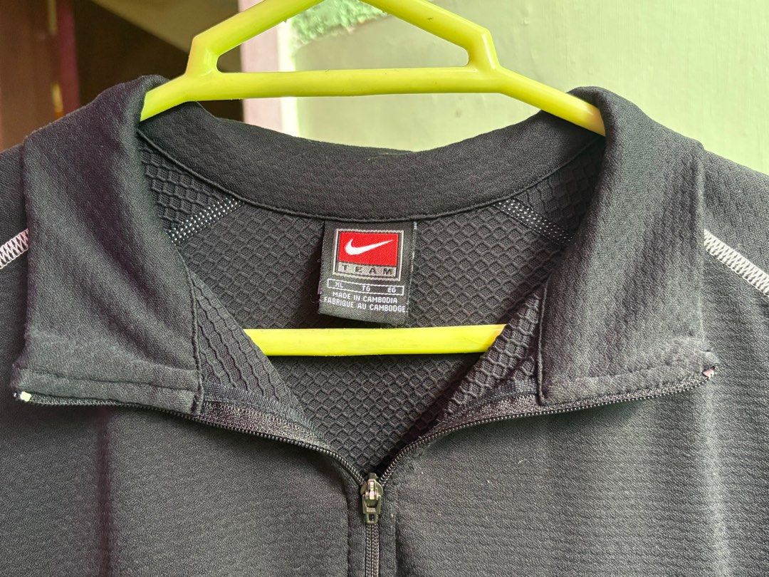 NIKE TEAM HALF ZIP LONG SLEEVES (Category: Coats, Jackets and Outerwear) located in Manila. Submitted by vsellstuff_ (Listing ID 1398521459, Image 3). Description: Size - XL Half-zip closure, nike red tag In good condition Good for outdoor activities .