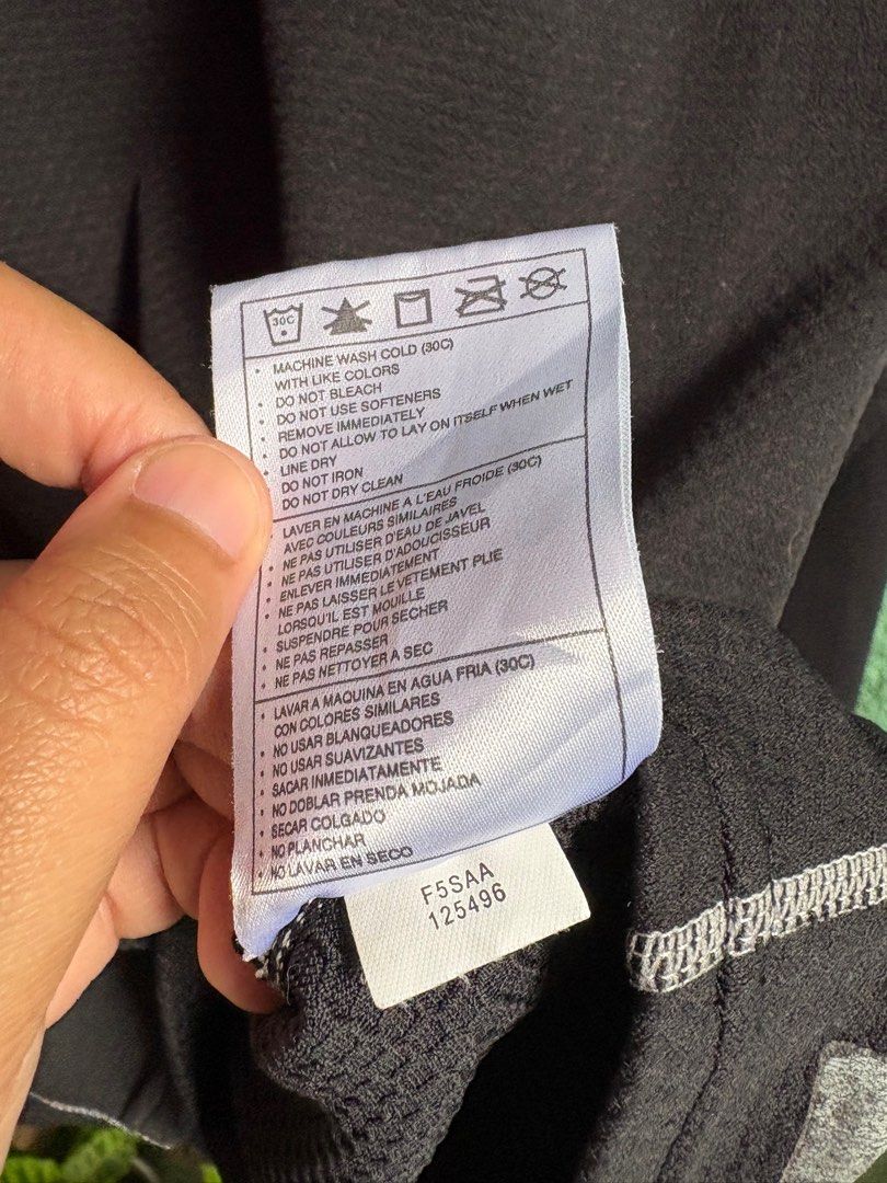 NIKE TEAM HALF ZIP LONG SLEEVES (Category: Coats, Jackets and Outerwear) located in Manila. Submitted by vsellstuff_ (Listing ID 1398521459, Image 2). Description: Size - XL Half-zip closure, nike red tag In good condition Good for outdoor activities .