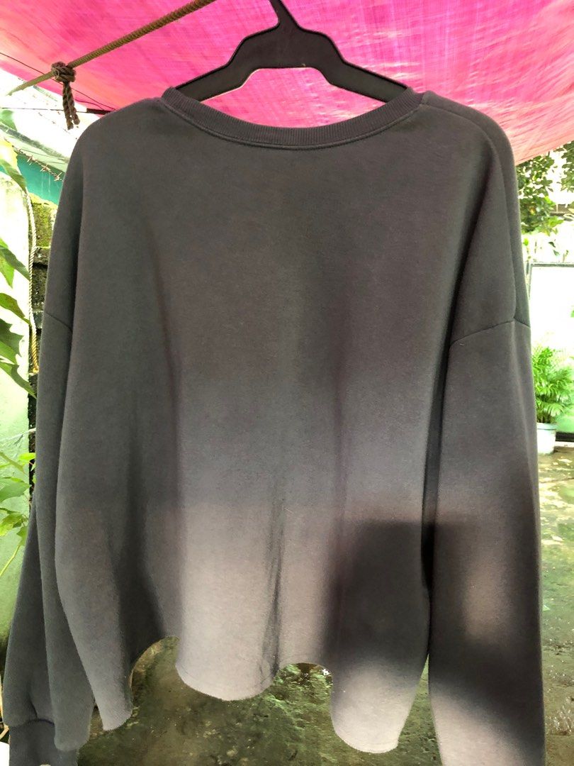 PINK FLOYD SWEATSHIRT (Category: Longsleeves) located in Manila. Submitted by vsellstuff_ (Listing ID 1398492690, Image 3). Description: Pink Floyd "The Dark Side of the Moon" Sweatshirt Fleece lining Baggy & Crop style.