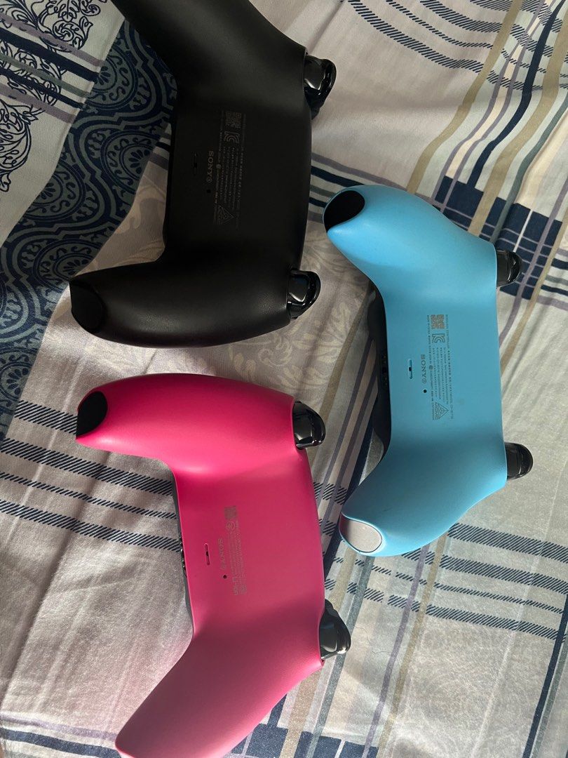 Ps5 手制 controller （分類：手掣）位於 Hong Kong。 由 pa31153 提交（商品編號 1398378625，圖片 2）。簡介： 三隻都正常使用 冇任何飄移等問題 成色如圖 有盒 320 冇盒300 奧運站交收。