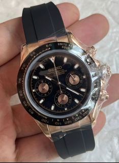 ❮Customized❯ Seiko mod 
  Equipped with Seiko VK63 quartz movement
  Chronograph function
  39mm 
  Black rubber strap
  Comes with an elegant watch box64217607030145110