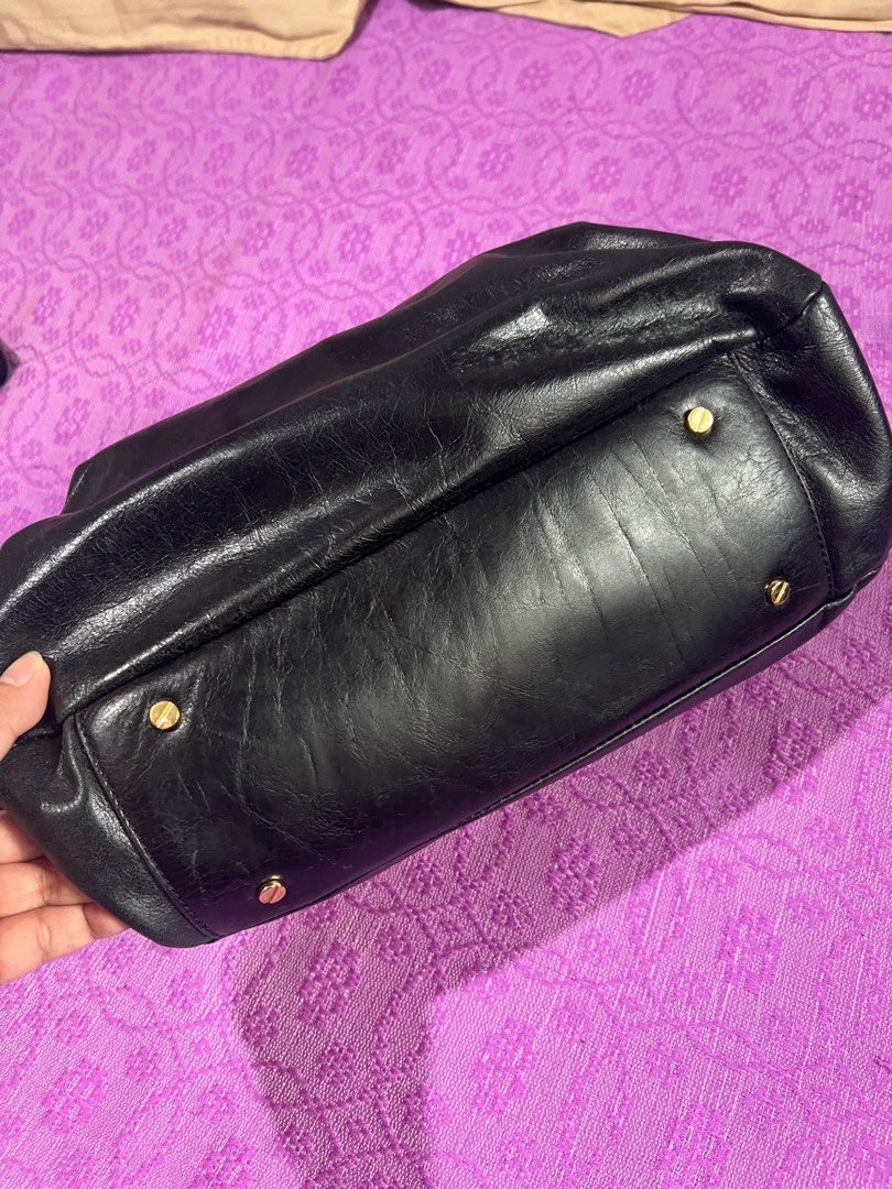 Tory Burch Black Leather Hobo Bag (Category: Luxury Bags & Wallets) located in Quezon City. Submitted by kayesantos7 (Listing ID 1398376426, Image 2). Description: - Tory Burch hobo bag - Black leather - Gold-tone logo and hardware - Interior zippered pocket - Multiple compartments - Shoulder strap - Gold-tone feet.